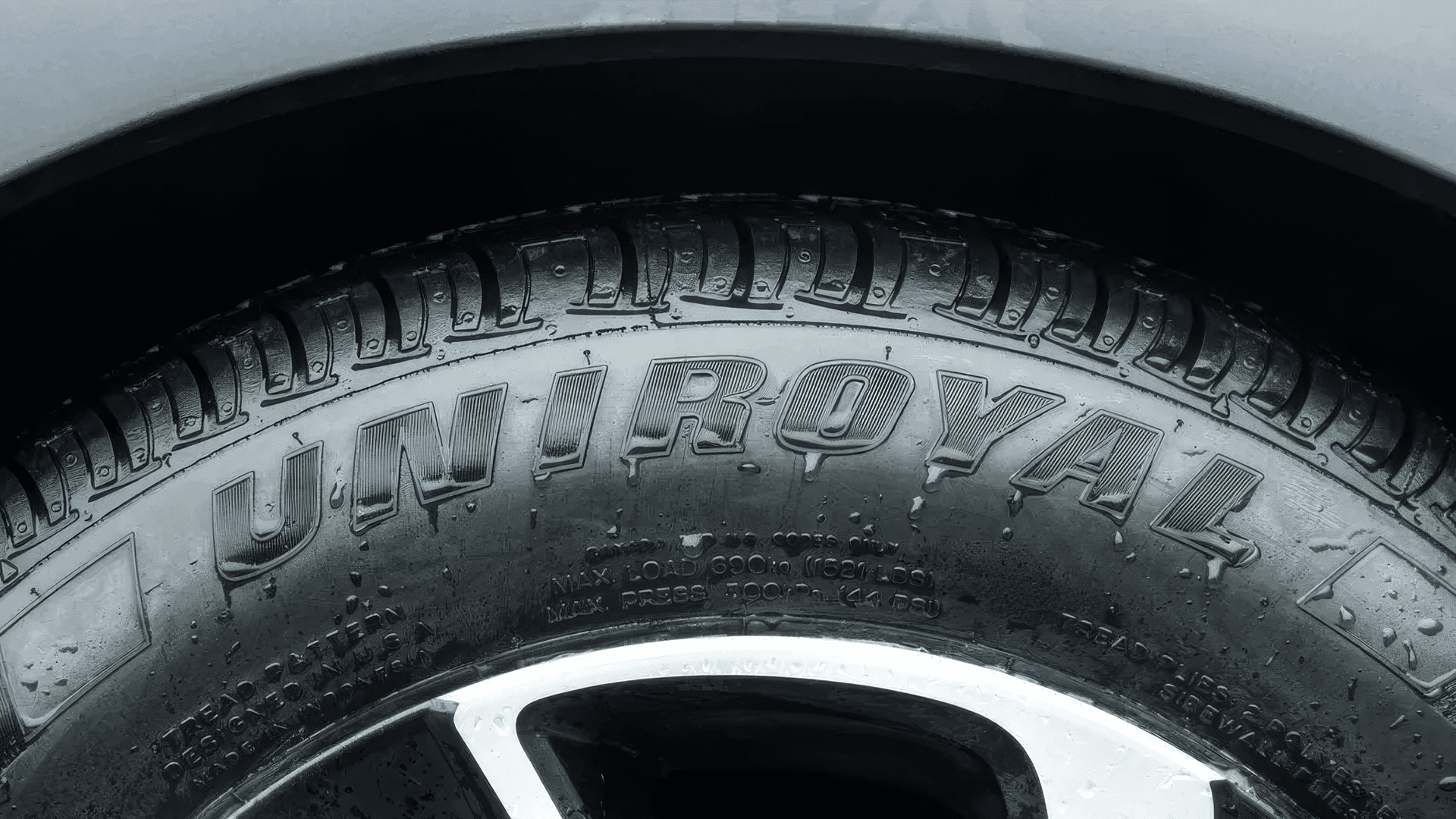 Uniroyal-Tire_Background.png